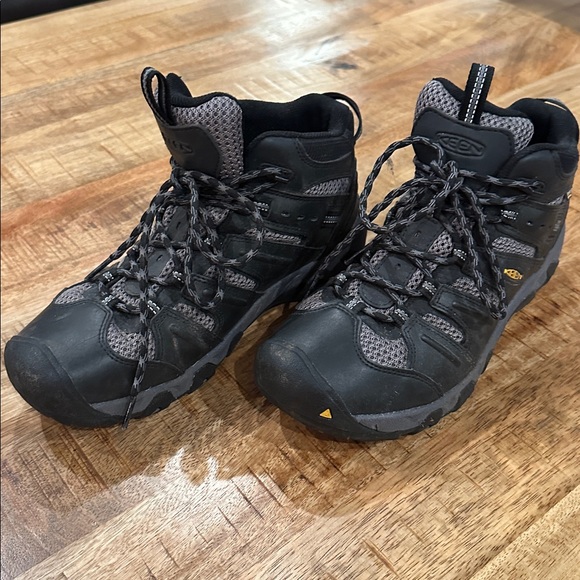 KEEN women’s waterproof hiking boots; in excellent condition! Like new! - Picture 1 of 5